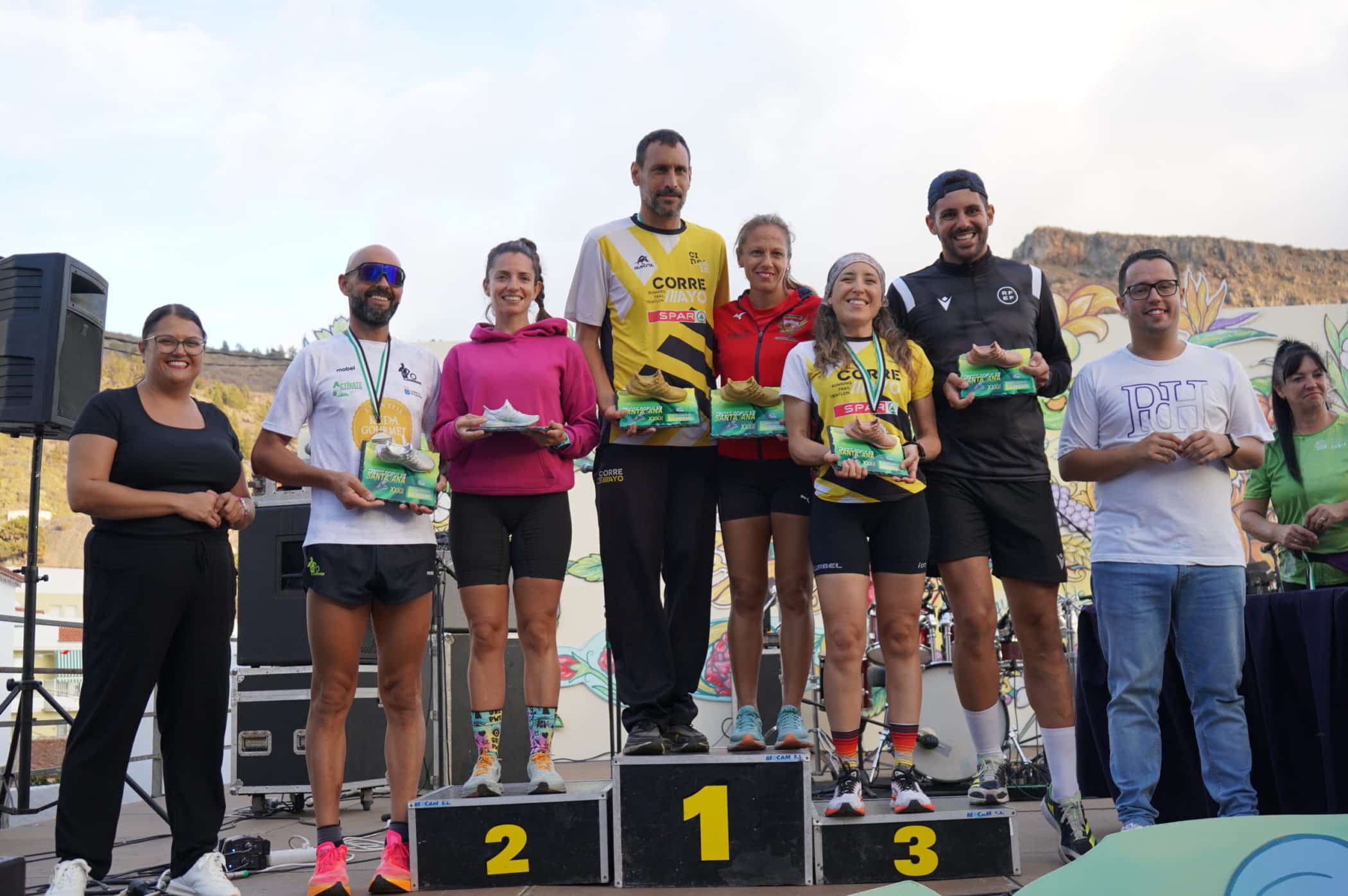 Pódium masculino y femenino general cross 2024