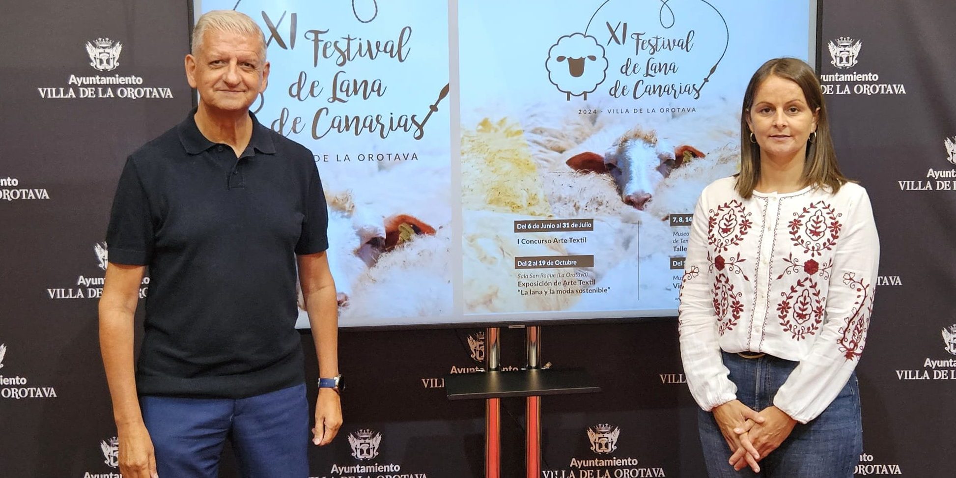 alcalde y Delia Escobar con cartel del Festival de la Lana