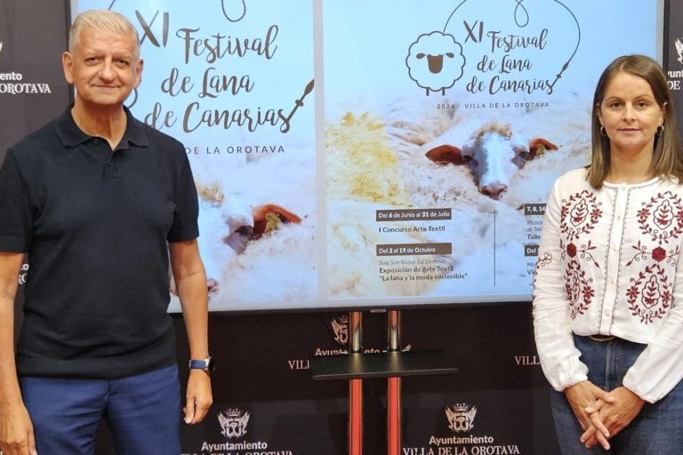 alcalde y Delia Escobar con cartel del Festival de la Lana