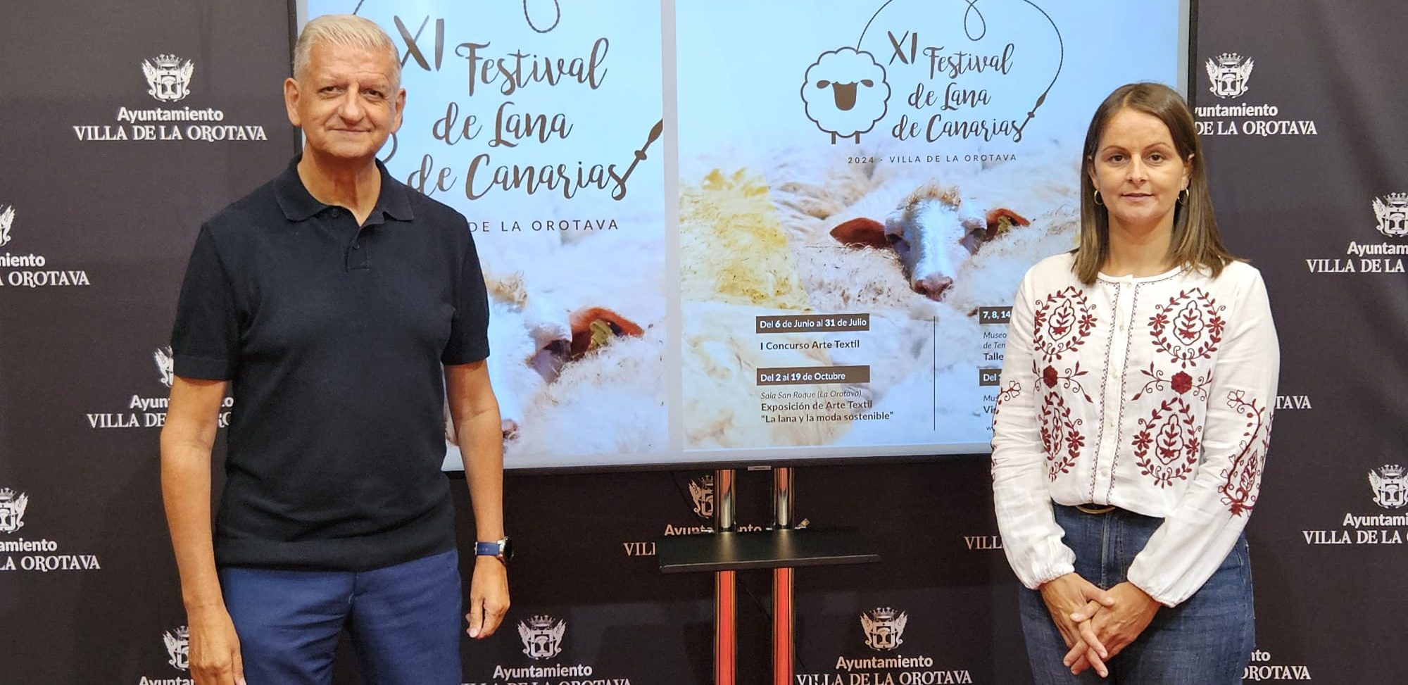 alcalde y Delia Escobar con cartel del Festival de la Lana