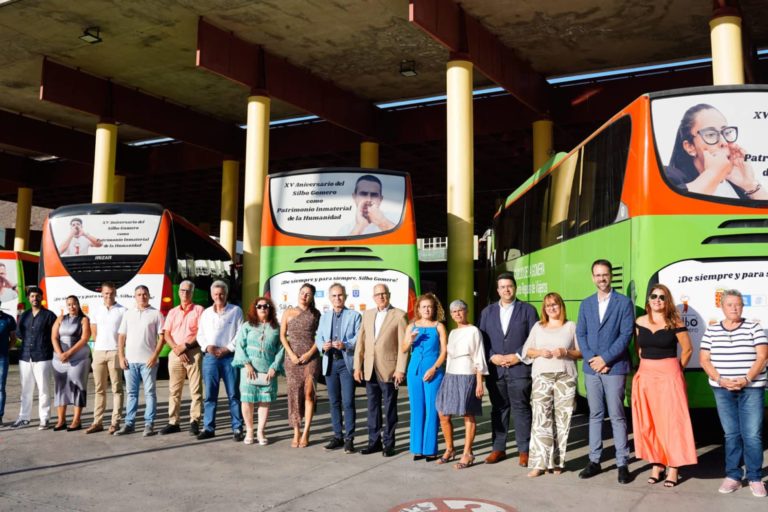 011024 Foto de familia con representantes insulares, locales y de la Asociación Cultural Silbo Gomero