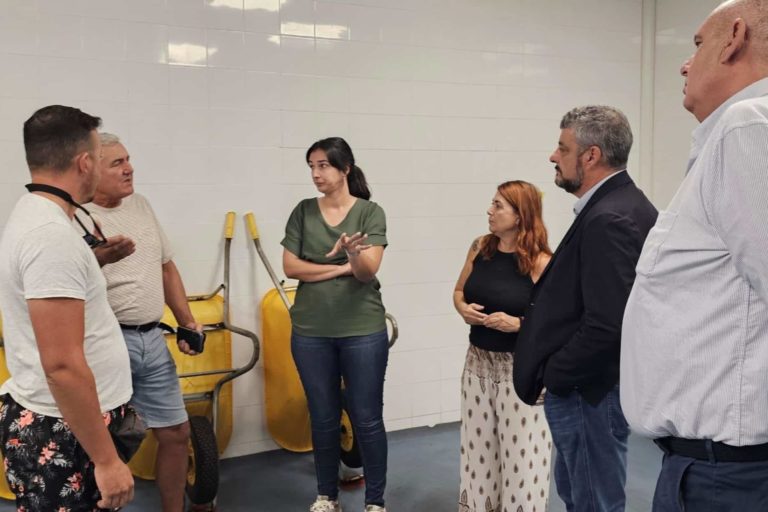161024 La consejera insular de Sector Primario, Noelia Morales, junto al director general de Pesca, Esteban Reyes, en su visita a la cofradía de pescadores de Valle Gran Rey