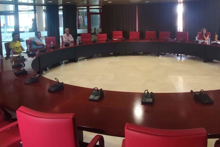 181024 Cabildo y sector del taxi coordinan estrategias para la mejora de esta modalidad de transporte público