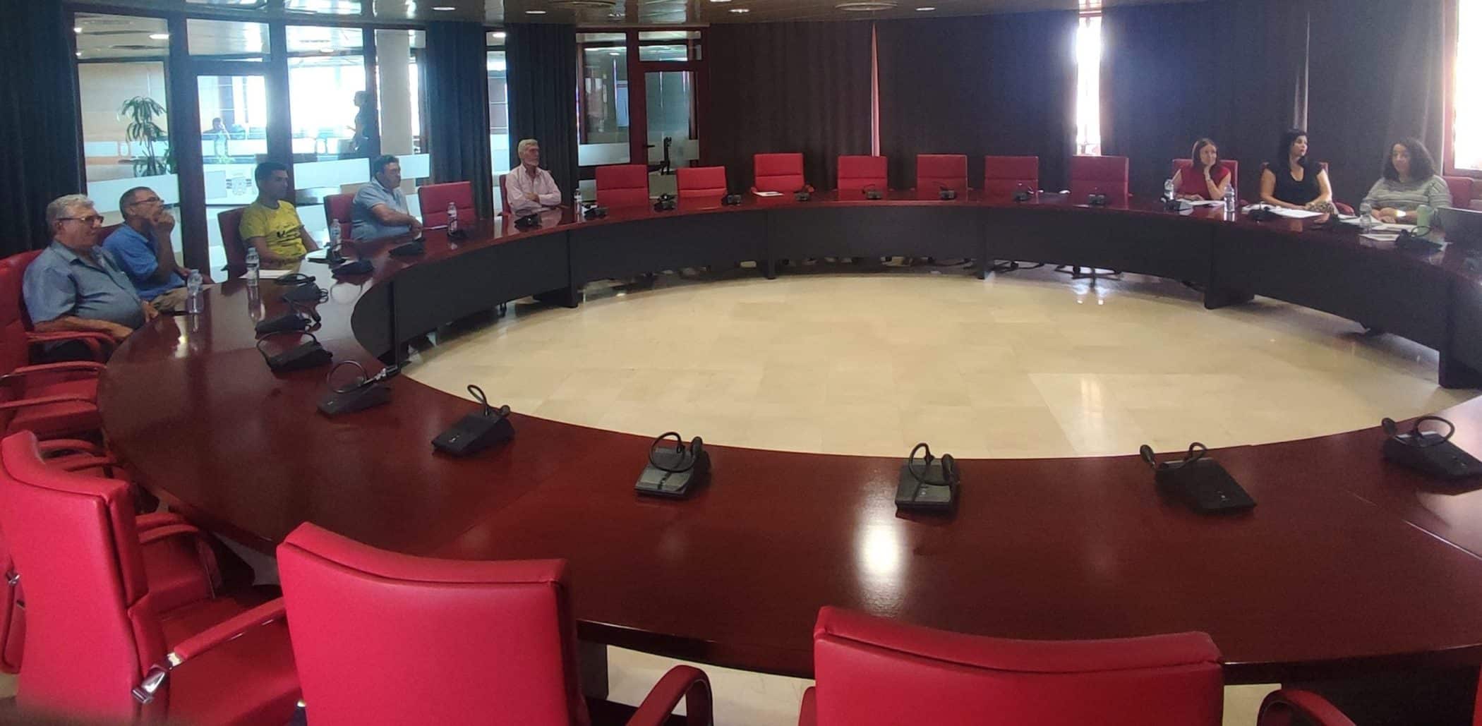 181024 Cabildo y sector del taxi coordinan estrategias para la mejora de esta modalidad de transporte público