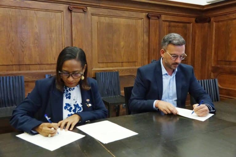 241002 Firma de la donación de la cónsul de República Dominicana