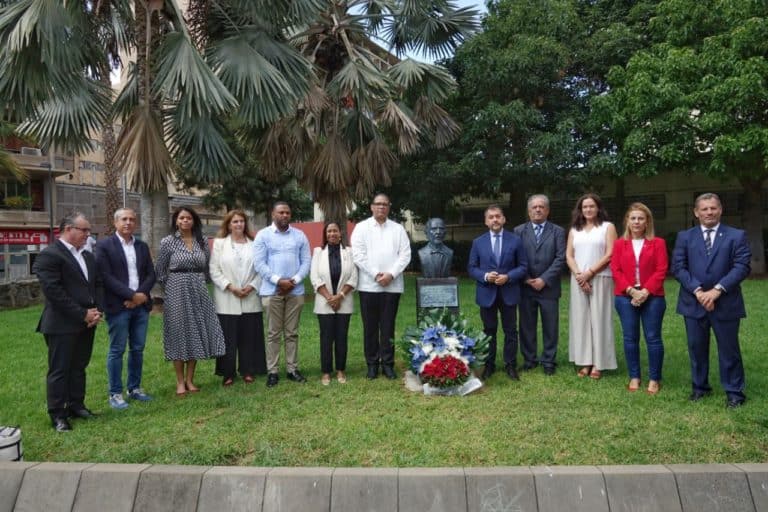 241007 Monumento República Dominicana en plaza de El Chapatal
