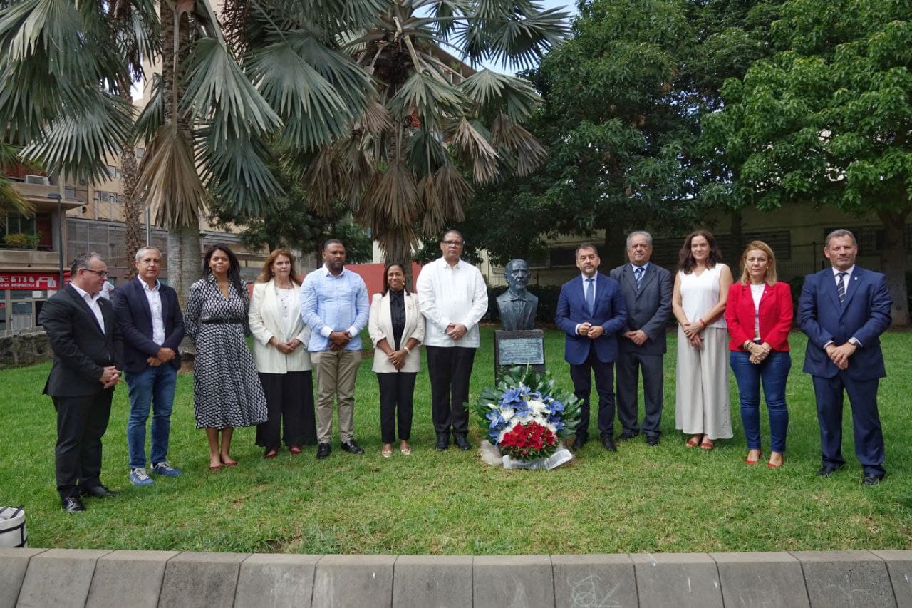 241007 Monumento República Dominicana en plaza de El Chapatal