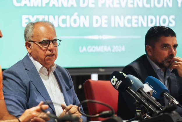 241024 El presidente del Cabildo de La Gomera, Casimiro Curbelo, y el consejero insular de Emergencias, Héctor Cabrera