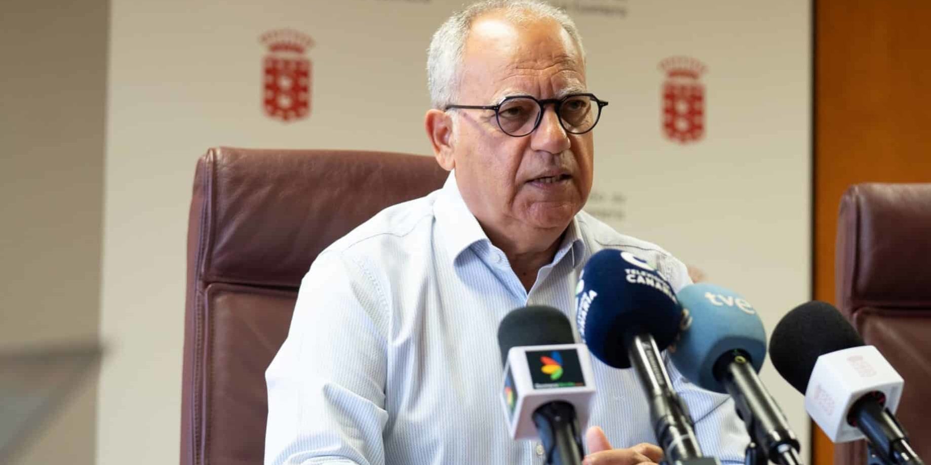 290824 Casimiro Curbelo, presidente del Cabildo, y Rosa Elena García, consejera insular de Educación