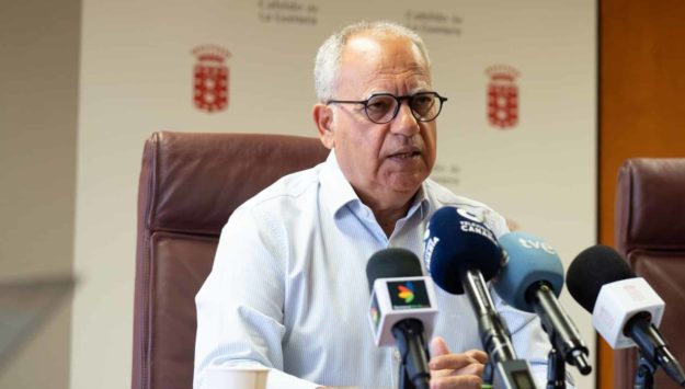 290824 Casimiro Curbelo, presidente del Cabildo, y Rosa Elena García, consejera insular de Educación