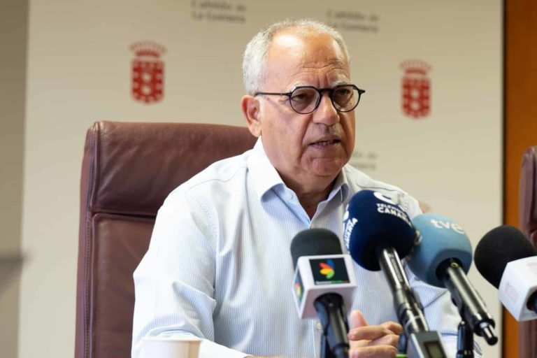 290824 Casimiro Curbelo, presidente del Cabildo, y Rosa Elena García, consejera insular de Educación