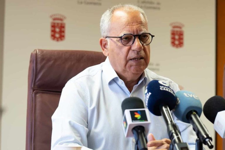 300924-casimiro-curbelo-presidente-del-cabildo-y-rosa-elena-garcia-consejera