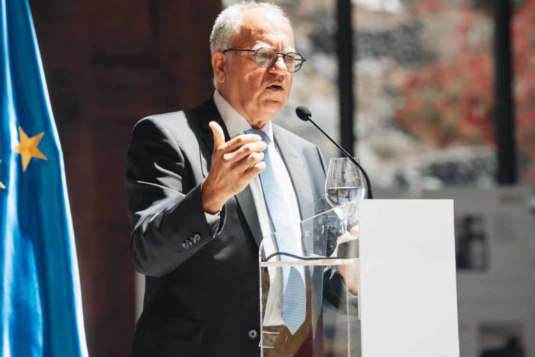 301024 Casimiro Curbelo, durante su intervención en el acto de celebración del 25 aniversario del Aeropuerto de La Gomera