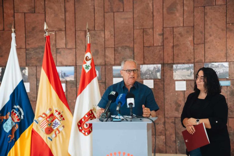 Casimiro Curbelo, junto a Cristina Ventura, consejera de Obras Públicas