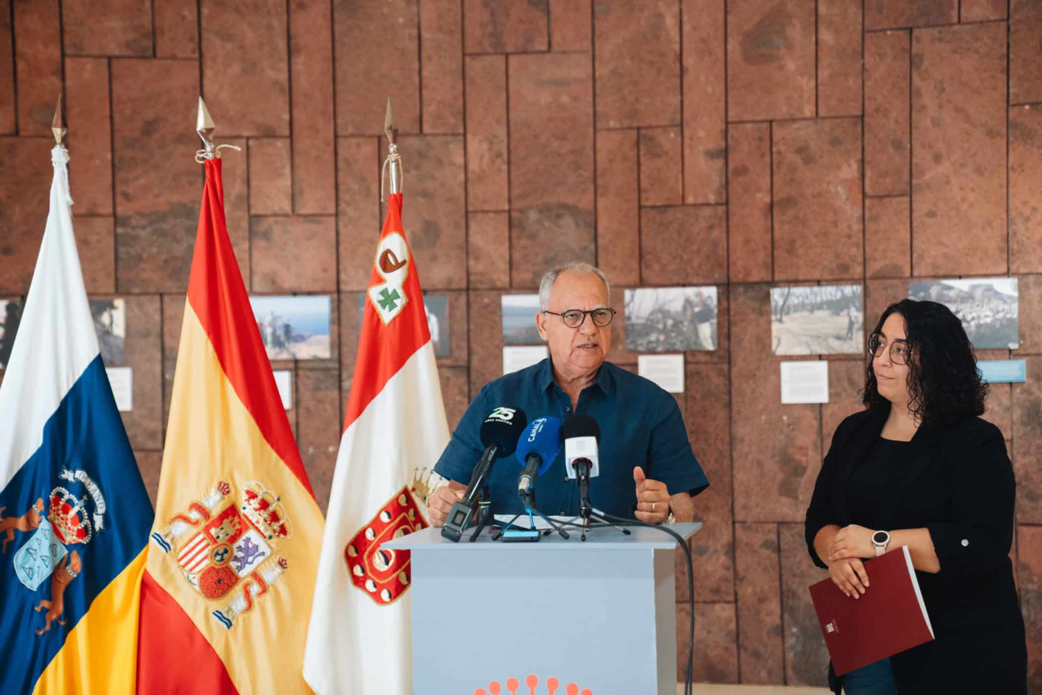 Casimiro Curbelo, junto a Cristina Ventura, consejera de Obras Públicas