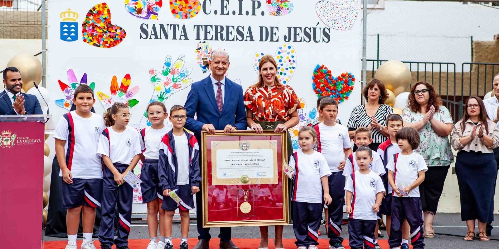 ENTREGA MEDALLA DE ORO AL CEIP SANTA TERESA DE JESÚS