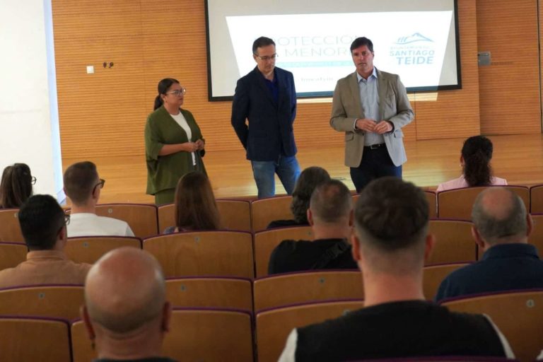 El alcalde durante la presentación de la charla (1)