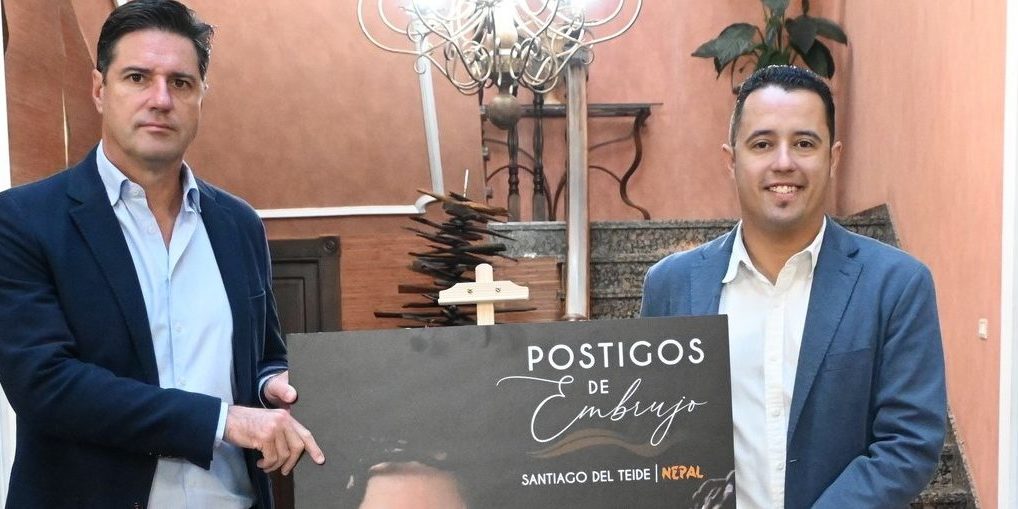 El alcalde y concejal de Cultura presentando una nueva edición de Postigos de Embrujo