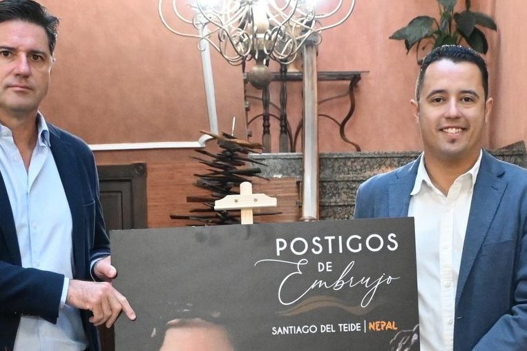 El alcalde y concejal de Cultura presentando una nueva edición de Postigos de Embrujo