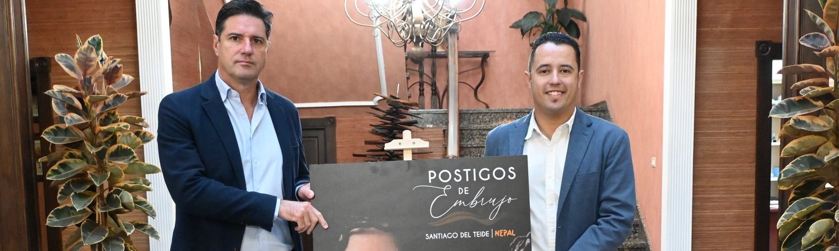 El alcalde y concejal de Cultura presentando una nueva edición de Postigos de Embrujo