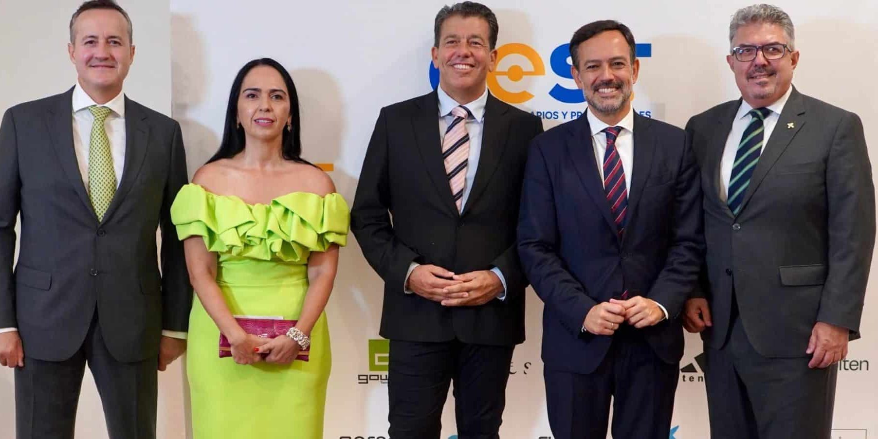 El presidente del CEST, Javier Cabrera, y su vicepresidenta, Raquel Arroyo, junto a representantes públicos que participaron en el evento