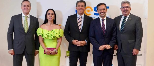 El presidente del CEST, Javier Cabrera, y su vicepresidenta, Raquel Arroyo, junto a representantes públicos que participaron en el evento