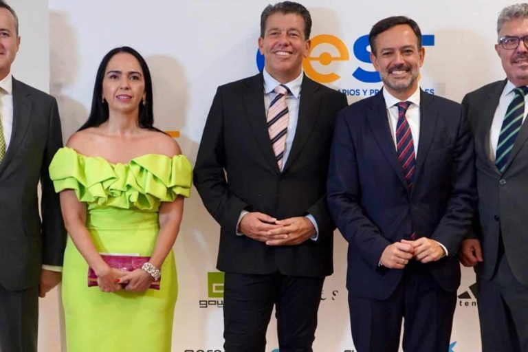 El presidente del CEST, Javier Cabrera, y su vicepresidenta, Raquel Arroyo, junto a representantes públicos que participaron en el evento