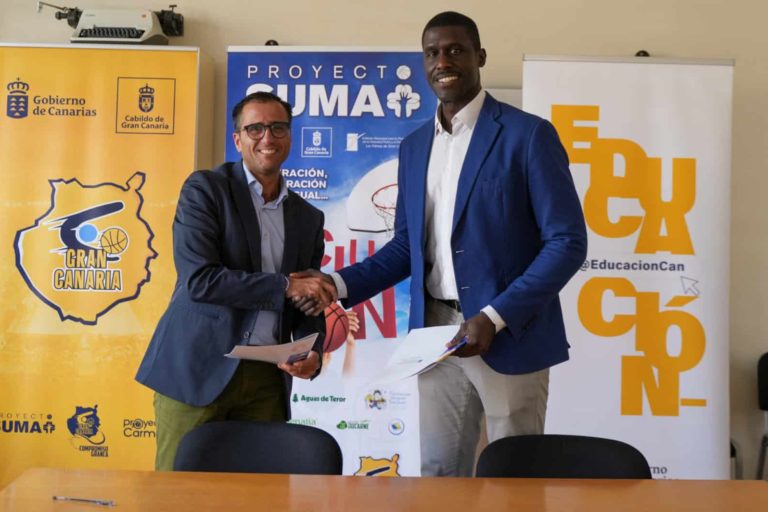 FOTO. Foto de archivo. Firma acuerdo Proyecto Suma
