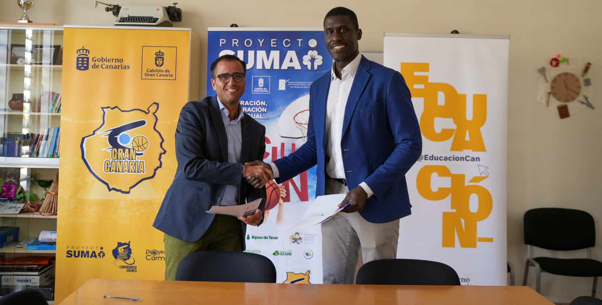 FOTO. Foto de archivo. Firma acuerdo Proyecto Suma