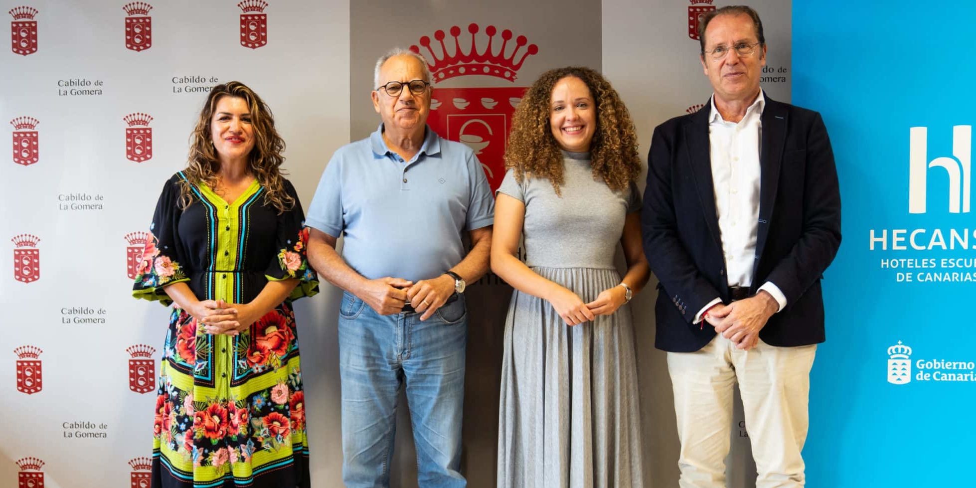 Firma de convenio entre representantes del Cabildo de La Gomera y Hecansa