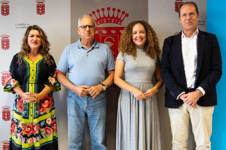 Firma de convenio entre representantes del Cabildo de La Gomera y Hecansa