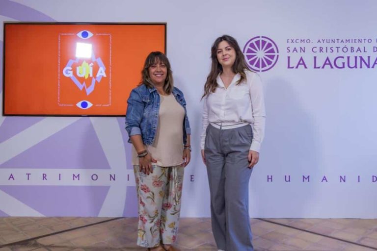 Idaira Afonso en la presentación de una Guía