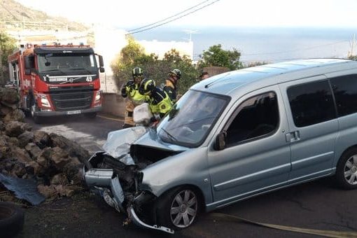 MUJER HERIDA AL VOLCAR CON SU VEHÍCULO-ICOD DE LOS VINOS 29-10-24