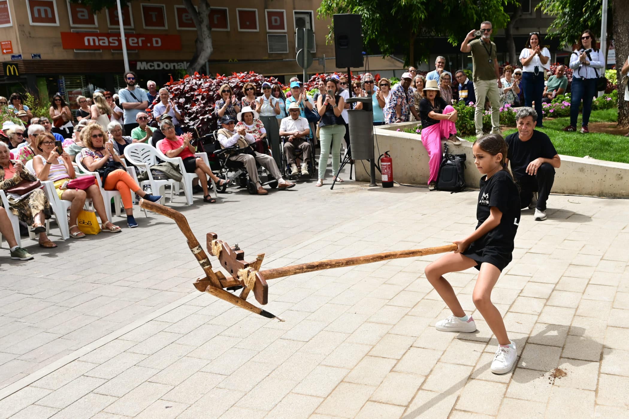 Niña levantando el arado en la Plaza de España