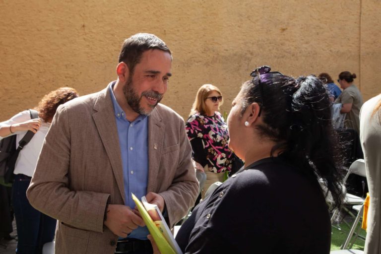 Rubens Ascanio con vecinos