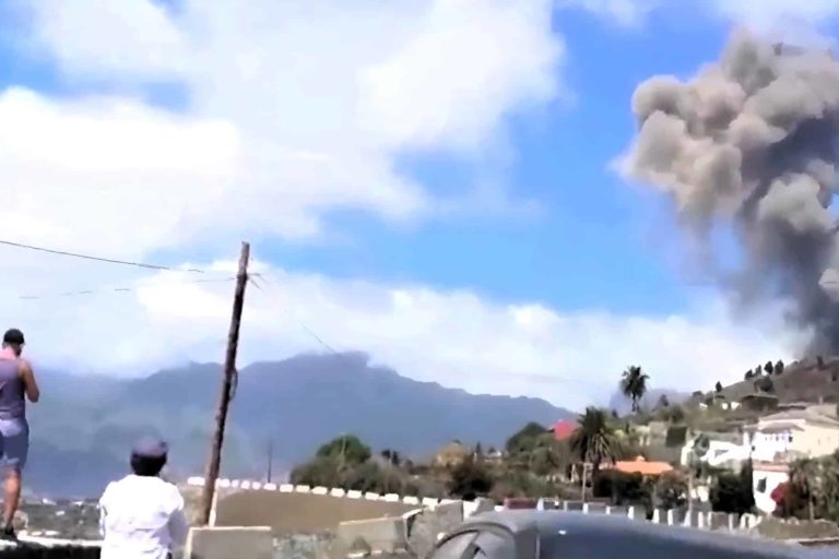 vecinos sorprendidos en el momento inciail de la erupcion (1)