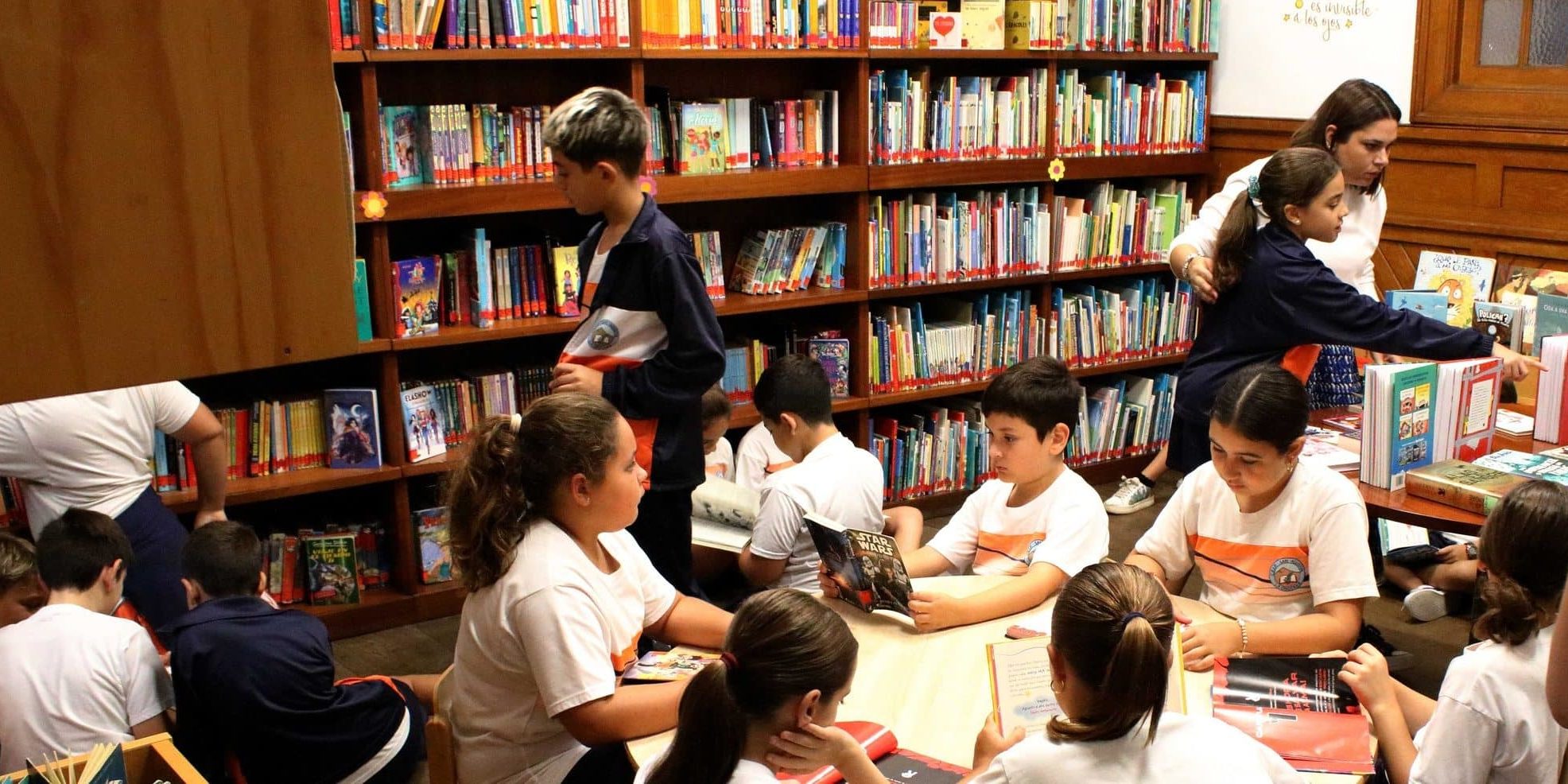 visitas de escolares a la biblioteca para conocer los recursos