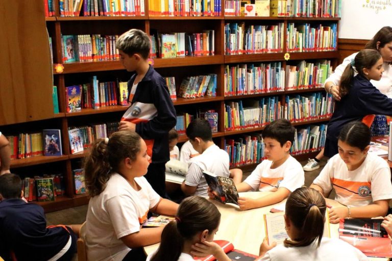 visitas de escolares a la biblioteca para conocer los recursos