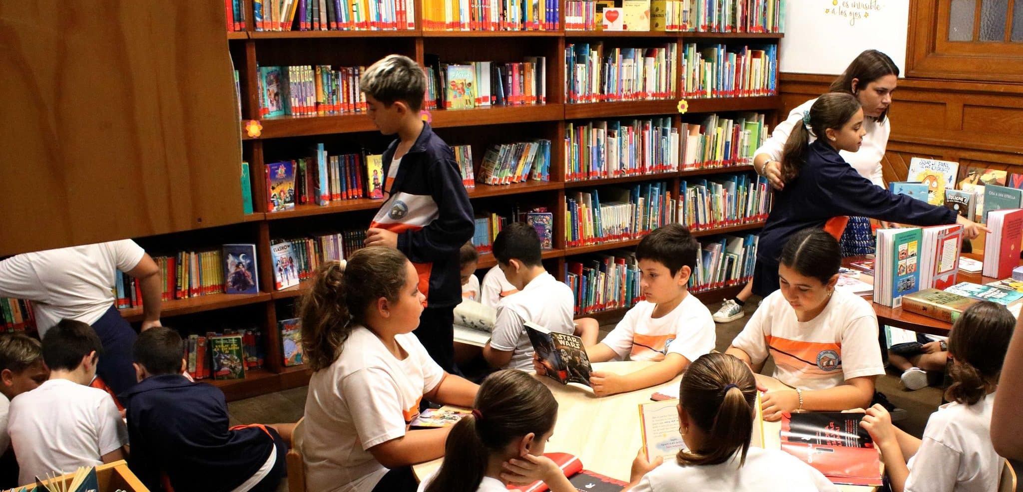 visitas de escolares a la biblioteca para conocer los recursos