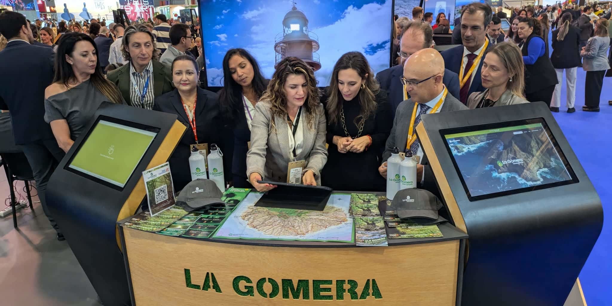 051124 La consejera insular de Turismo, María Isabel Méndez, y la consejera regional, Jéssica de León, en el stand de La Gomera en la WTM London