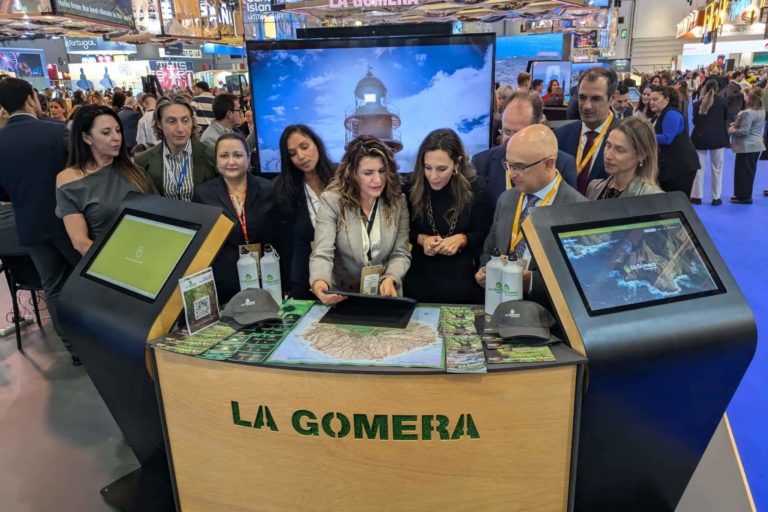 051124 La consejera insular de Turismo, María Isabel Méndez, y la consejera regional, Jéssica de León, en el stand de La Gomera en la WTM London