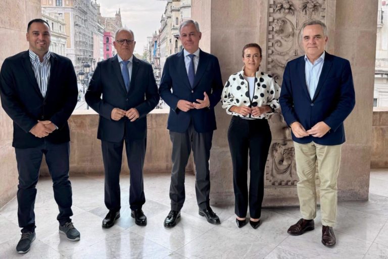 081124 El presidente del Cabildo, Casimiro Curbelo, y la alcaldesa de San Sebastián, Angélica Padilla, mantienen un encuentro con el alcalde de Sevilla, José Luis Sanz