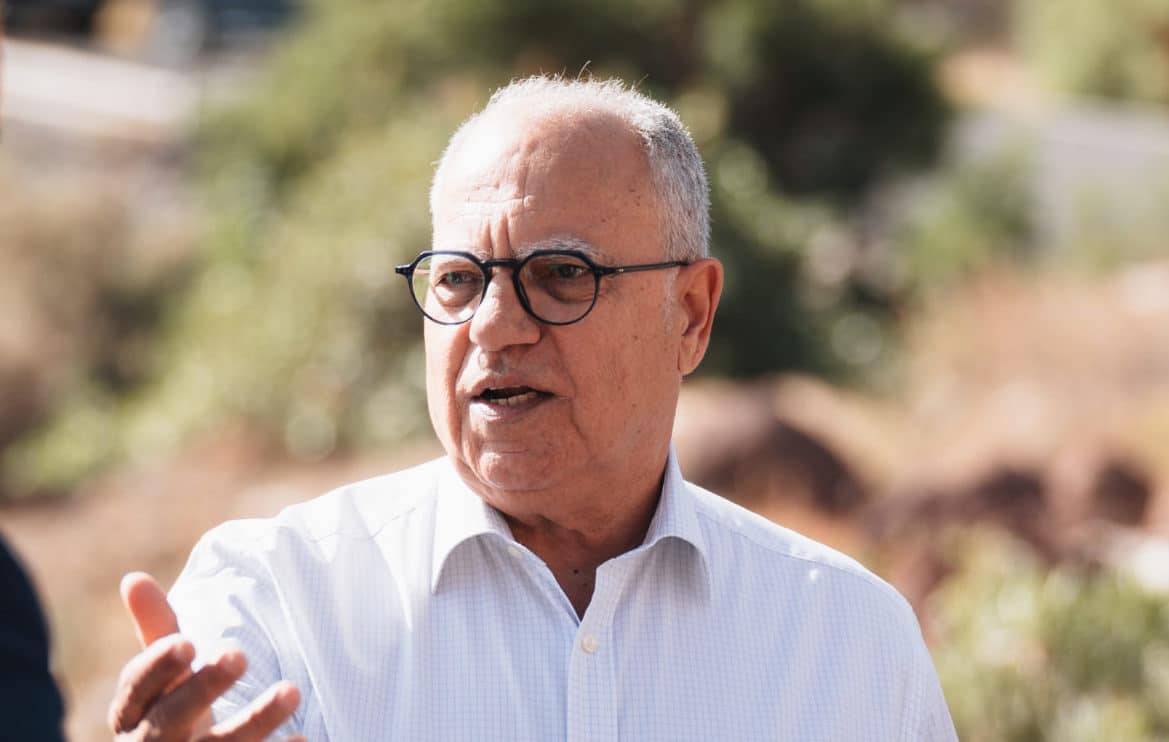 181024 Casimiro Curbelo, durante la visita a la zona donde irá ubicado el depósito