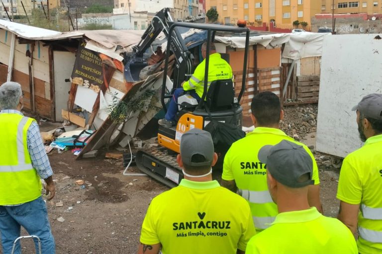 241108 Demolición de caseta en las inmediaciones del Pancho Camurria 1