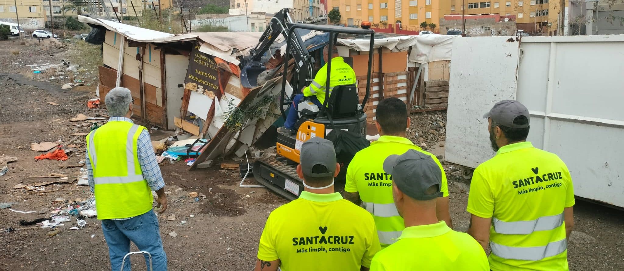 241108 Demolición de caseta en las inmediaciones del Pancho Camurria 1