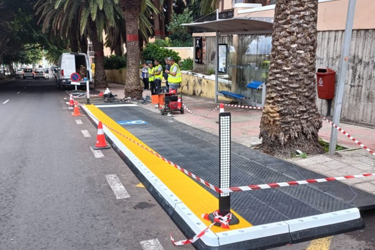 241126 Plataforma de accesibilidad a las guaguas, avenida Príncipes de E…
