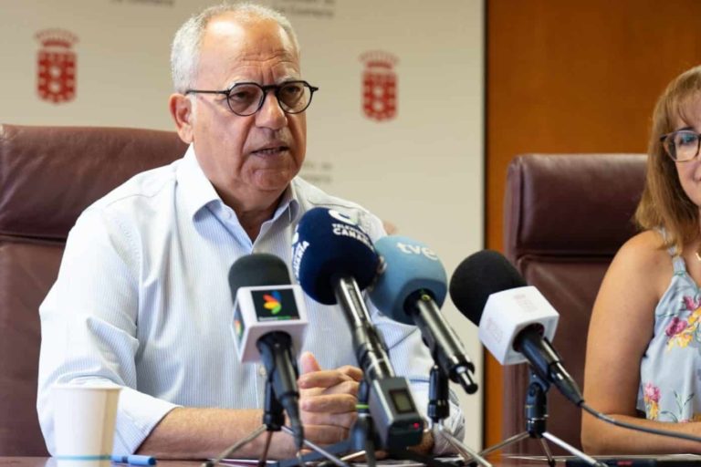 290824-casimiro-curbelo-presidente-del-cabildo-y-rosa-elena-garcia-consejera