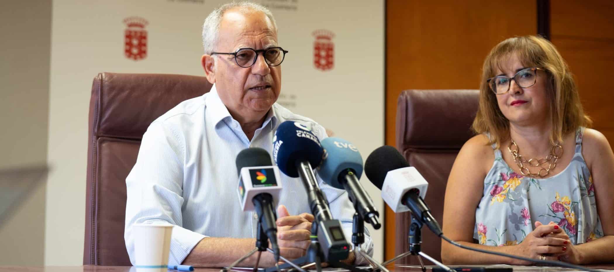 290824-casimiro-curbelo-presidente-del-cabildo-y-rosa-elena-garcia-consejera
