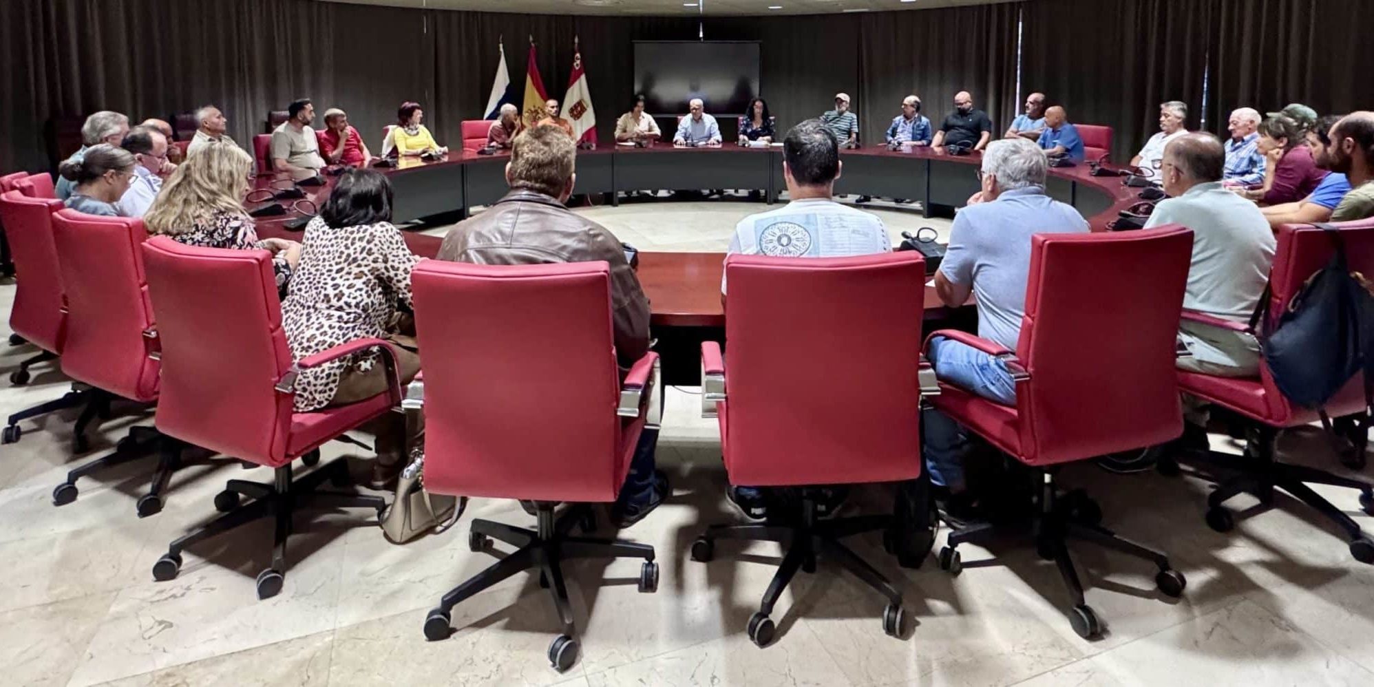 Casimiro Curbelo durante una reunión con representantes del sector primario