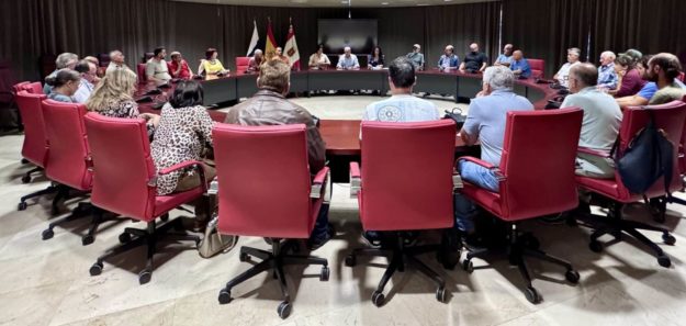 Casimiro Curbelo durante una reunión con representantes del sector primario